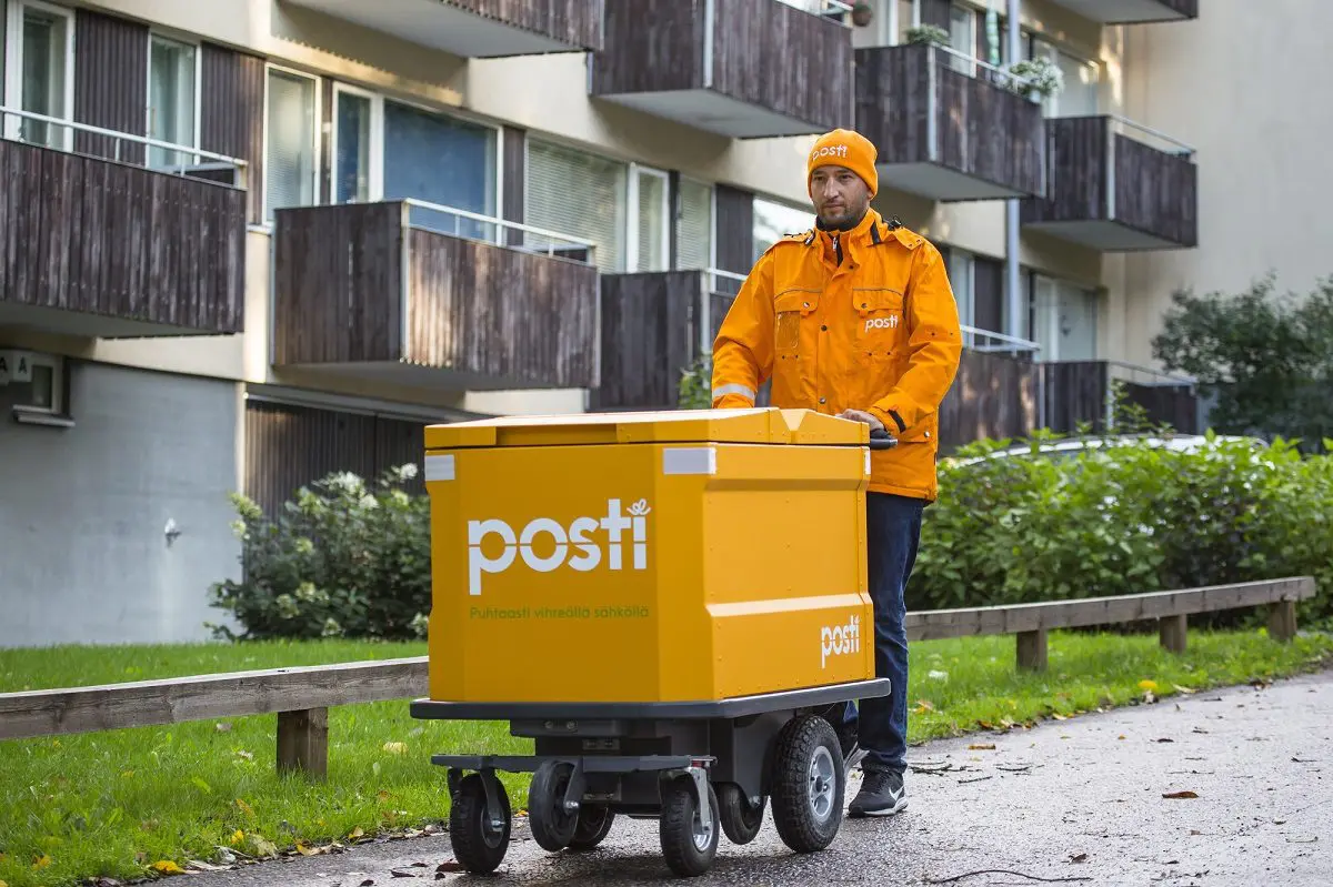 Postin maxijakelukärry edestä
