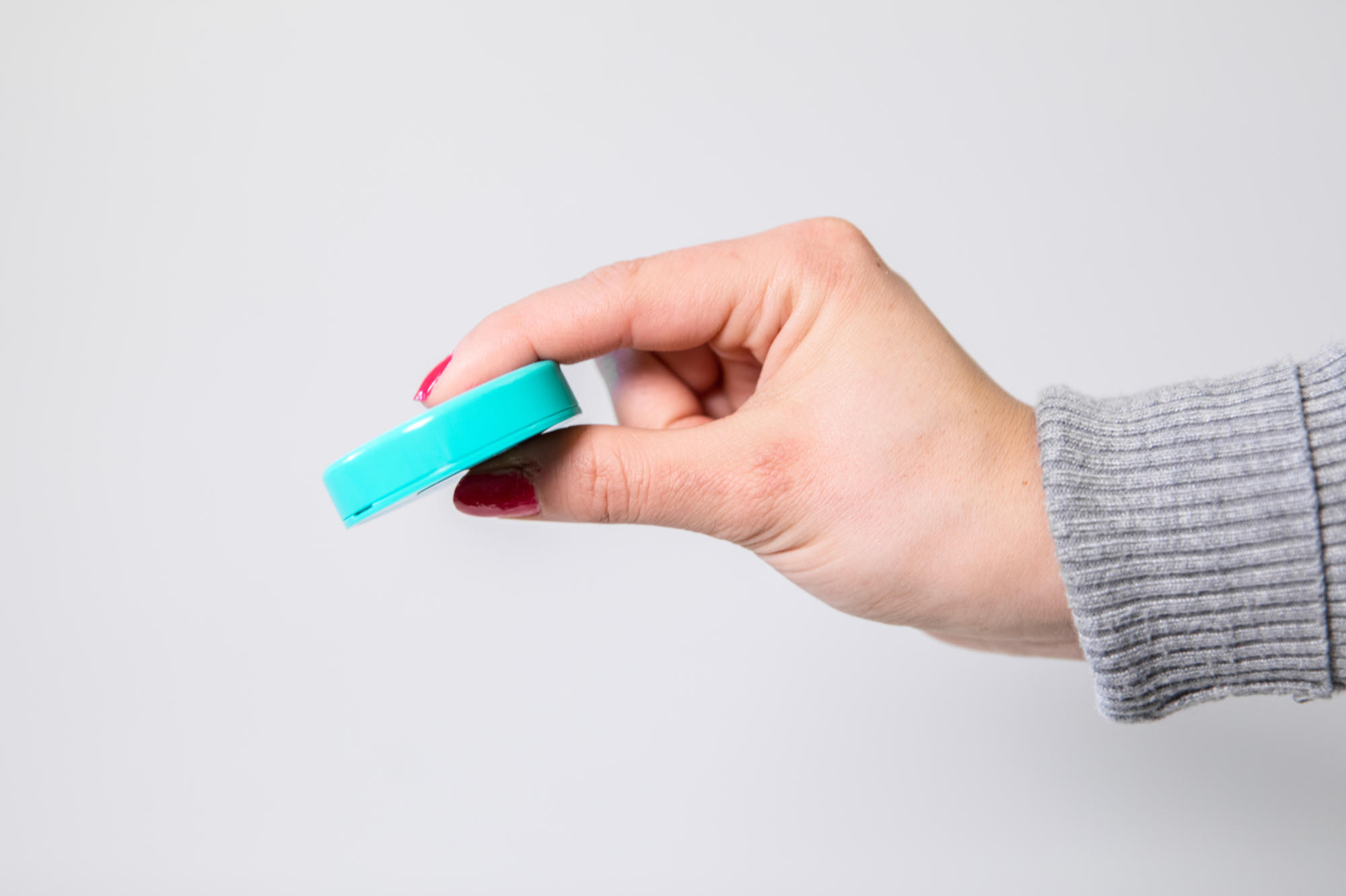 Kaltiot Smart Tracker -sensori kädessä