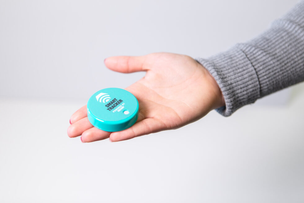 Kaltiot Smart Tracker -sensori kädessä